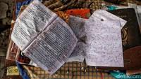 Buku para siswa tampak kotor oleh debu.