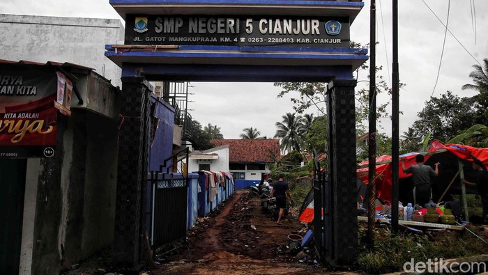 SMPN 5 Cianjur Rusak Parah Akibat Gempa Gempa bumi berkekuatan M 5,6 mengakibatkan 142 bangunan sekolah rusak di Cianjur, Jawa Barat. Salah satu bangunan sekolah yang rusak adalah SMPN 5 Cianjur di Desa Nagrak.