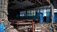 Dinding sekolah juga ambruk akibat gempa Senin lalu.