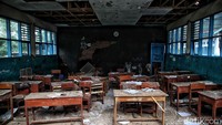 Plafon ambruk menimpa meja dan kursi di salah satu ruang kelas SMPN 5 Cianjur.