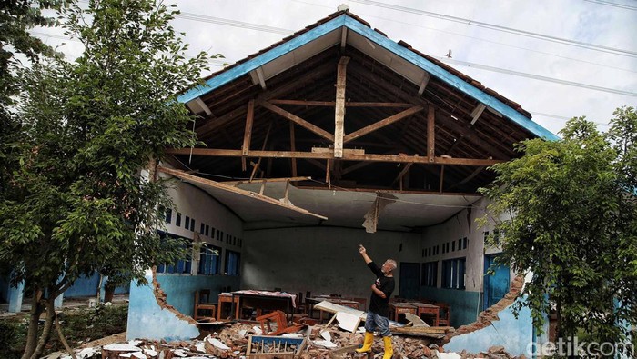 SMPN 5 Cianjur Rusak Parah Akibat Gempa Gempa bumi berkekuatan M 5,6 mengakibatkan 142 bangunan sekolah rusak di Cianjur, Jawa Barat. Salah satu bangunan sekolah yang rusak adalah SMPN 5 Cianjur di Desa Nagrak.