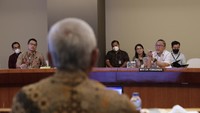 Surplus dimaksud belum dapat diakomodir dengan sarana dan prasarana pasca panen yang memadai, seperti Rumah Potong Hewan Unggas (RPHU) dan cold storage yang tidak mencukupi. Saat ini, seluruh perusahaan integrator hanya memiliki cold storage dengan kapasitas sekitar 30 ribu ton, serta RPHU sekitar 1 juta ekor/hari.