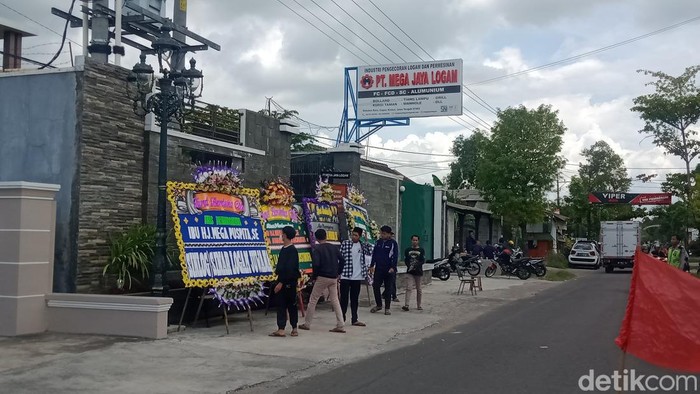 Suasana rumah duka bos pengecoran logam Klaten korban laka maut di Tol Boyolali, Kamis (24/11/2022).