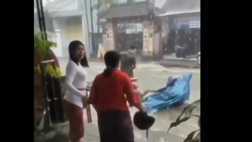 Tangkapan layar video pemotor jatuh saat hujan deras di Klungkung, Bali, Kamis (24/11/2022).