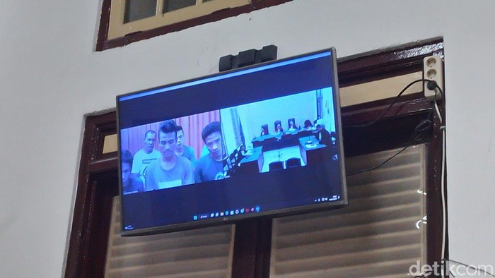 Terdakwa kasus penganiayaan tahanan Polrestabes Medan saat mengikuti sidang vonis (Farid Achyadi Siregar/detikSumut)