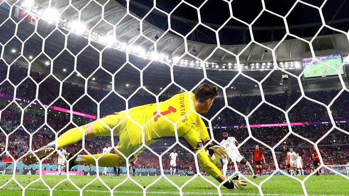 Soccer Football - FIFA World Cup Qatar 2022 - Group F - Belgium v Canada - Ahmad Bin Ali Stadium, Al Rayyan, Qatar - November 23, 2022 Canadas Alphonso Davies has his penalty saved by Belgiums Thibaut Courtois REUTERS/Kai Pfaffenbach     TPX IMAGES OF THE DAY