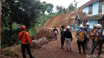 Material Longsor yang Tutup Jalan Cugenang-Cipanas Dibersihkan