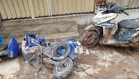 Penampakan sepeda motor yang berhasil dievakuasi dari longsor akibat gempa Cianjur. (Foto: Whisnu Pradana/detikJabar)