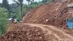 Material Longsor yang Tutup Jalan Cugenang-Cipanas Dibersihkan
