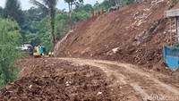 Ruas jalan tersebut tertutup longsor yang disebabkan oleh guncangan gempa 5,6 magnitudo yang terjadi pada Senin (21/11/2022). (Foto: Whisnu Pradana/detikJabar)