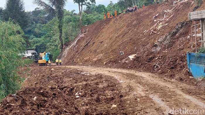 Tim dari Kementerian Pekerjaan Umum dan Tim Sar melakukan evakuasi material longsor yang memutus akses dari Mangunkerta menuju arah Jalan Cianjur-Cipanas.