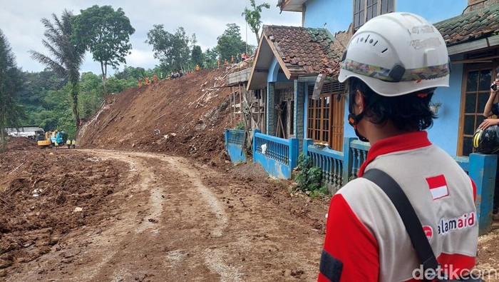 Tim dari Kementerian Pekerjaan Umum dan Tim Sar melakukan evakuasi material longsor yang memutus akses dari Mangunkerta menuju arah Jalan Cianjur-Cipanas. Tim dari Kementerian Pekerjaan Umum dan Tim Sar melakukan evakuasi material longsor yang memutus akses dari Mangunkerta menuju arah Jalan Cianjur-Cipanas.
