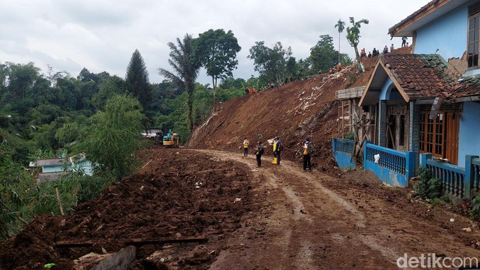 Tim dari Kementerian Pekerjaan Umum dan Tim Sar melakukan evakuasi material longsor yang memutus akses dari Mangunkerta menuju arah Jalan Cianjur-Cipanas.