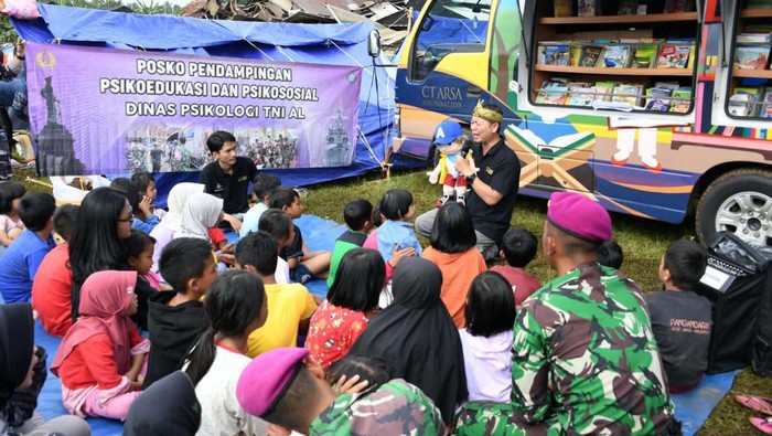 Tim Psikologi TNI AL Berikan Trauma Healing Korban Gempa Cianjur TNI Angkatan Laut (TNI AL) memberangkatkan Tim Psikologi. Mereka melakukan trauma healing untuk membantu korban gempa Cianjur.