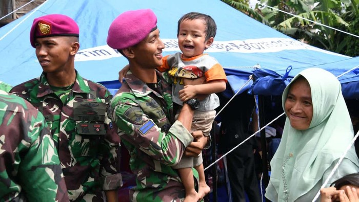 Tim Psikologi TNI AL Berikan Trauma Healing Korban Gempa Cianjur TNI Angkatan Laut (TNI AL) memberangkatkan Tim Psikologi. Mereka melakukan trauma healing untuk membantu korban gempa Cianjur.