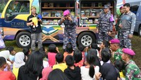 TNI Angkatan Laut (TNI AL) memberangkatkan Tim Psikologi dari Dinas Psikologi Angkatan Laut (Dispsial) khususnya unit trauma healing untuk membantu korban gempa bumi yang melanda Kabupaten Cianjur.