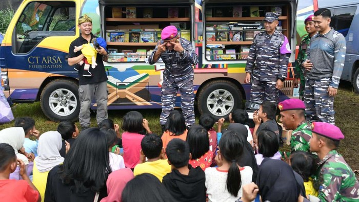TNI Angkatan Laut (TNI AL) memberangkatkan Tim Psikologi. Mereka melakukan trauma healing untuk membantu korban gempa Cianjur.