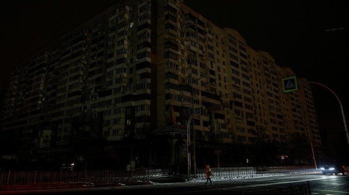Ukraina Gelap Gulita Dibombardir Rusia A view shows an apartment building without electricity after critical civil infrastructure was hit by Russian missile attacks, amid Russia's invasion of Ukraine, in Kyiv, Ukraine November 23, 2022. REUTERS/Valentyn Ogirenko