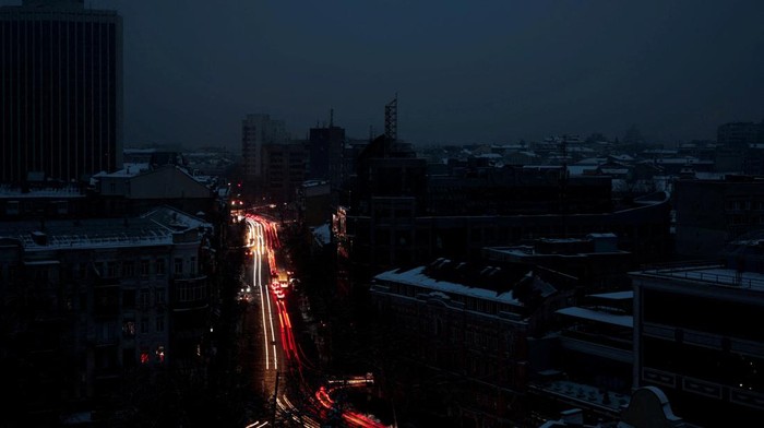 A view shows the city without electricity after critical civil infrastructure was hit by Russian missile attacks, amid Russias invasion of Ukraine, in Kyiv, Ukraine November 23, 2022. REUTERS/Vladyslav Sodel TPX IMAGES OF THE DAY