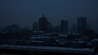 Kini, sepanjang malam Kiev diselimuti kegelapan. Serangan rudal itu memaksa penutupan pembangkit listrik tenaga nuklir (PLTN), juga memutuskan pasokan listrik dan air di banyak wilayah. Reuters/Vladyslav Sodel