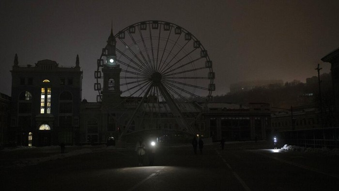 A view of Podil district during a blackout after a Russian rocket attack in Kyiv, Ukraine, Wednesday, Nov. 23, 2022. Russia unleashed a new missile onslaught on Ukraines battered energy grid Wednesday, robbing cities of power and some of water and public transport, too, compounding the hardship of winter for millions. The aerial mauling of power supplies also took nuclear plants and internet links offline and spilled blackouts into neighbor Moldova. (AP Photo/Andrew Kravchenko)