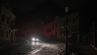 Sebuah kendaraan melintas saat pemadaman listrik setelah serangan roket Rusia di Kyiv, Ukraina. Dalam tanggapannya, Duta Besar Amerika Serikat (AS) untuk PBB Linda Thomas-Greenfield menyebut Presiden Rusia Vladimir Putih telah secara jelas menjadikan musim dingin sebagai senjata untuk menimbulkan penderitaan luar biasa pada rakyat Ukraina. AP/Andrew Kravchenko