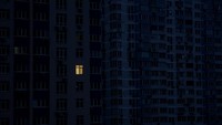 Sejumlah warga terpaksa mengandalkan lilin atau lampu yang ditenagai baterai. Namun diketahui Dewan Keamanan PBB sepertinya tidak akan bisa mengambil tindakan tegas untuk merespons permohonan Zelensky, mengingat Rusia merupakan salah satu anggota tetap yang memiliki hak veto. Reuters/Valentyn Ogirenko