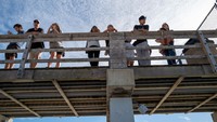 Para warga sangat senang dapat berlibur kembali ke pantai setelah Badai Ian yang menghantam negaranya.
