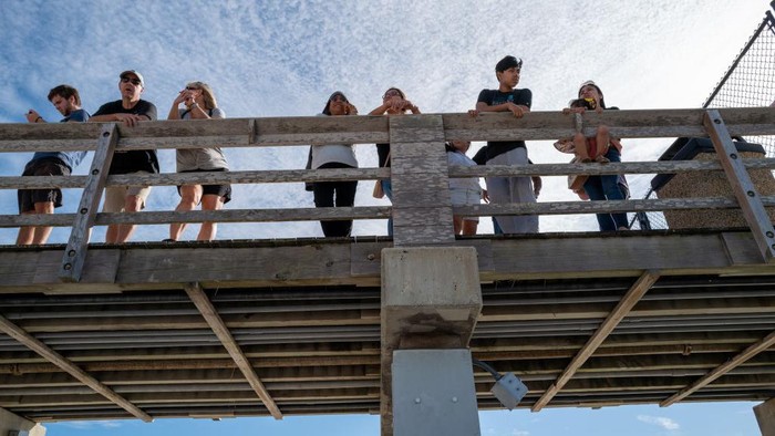 Usai Diterjang Badai, Warga Florida Kembali Nyantai di Pantai Pantai di Florida kini sudah dibuka kembali setelah ditutup akibat Badai Ian. Warga dapat mengajak keluarganya untuk berlibur dan bersantai di pantai.