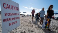 Tak hanya menghancurkan rumah warga, pantai di Teluk Meksiko Florida ditutup akibat Badai tersebut.