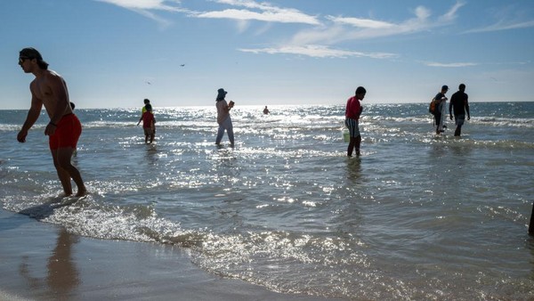 Sejumlah warga menikmati sore hari di pantai di Naples, Florida, Rabu (23/11/2022).