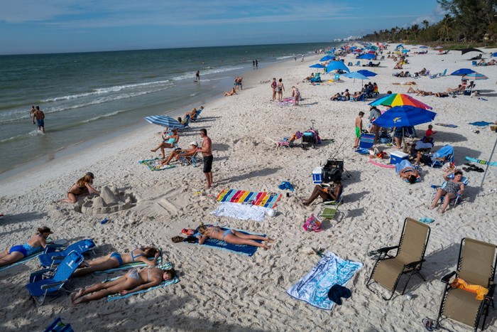 Pantai di Florida kini sudah dibuka kembali setelah ditutup akibat Badai Ian. Warga dapat mengajak keluarganya untuk berlibur dan bersantai di pantai.