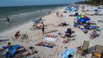 Usai Diterjang Badai, Warga Florida Kembali Nyantai di Pantai