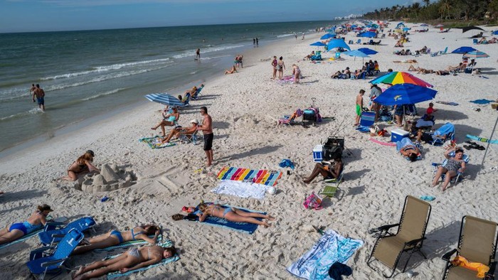 Usai Diterjang Badai, Warga Florida Kembali Nyantai di Pantai Pantai di Florida kini sudah dibuka kembali setelah ditutup akibat Badai Ian. Warga dapat mengajak keluarganya untuk berlibur dan bersantai di pantai.