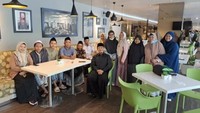 Ini potret Yusuf Mansur bersama keluarga keturunan Gus Fahmi. Mereka makan bersama sebelum bertolak ke Tanah Suci.
