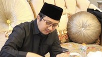 Makan nasi memang paling enak pakai tangan. Gimana ga tembem atuh? hahaha... tulisnya di keterangan foto.