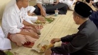 Bersama para santri, Yusuf Mansur menikmati makanan sederhana bersama-sama. Ia juga bersyukur kalau makanan ini gratis.
