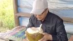 Ustaz Yusuf Mansur Hobi Makan Sederhana, Minum Air Kelapa di Pinggir Jalan