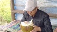 Bukan di resto mewah, Yusuf Mansur sering makan di kaki lima. Salah satu momennya ketika ia mampir minum air kelapa di pinggir jalan.  