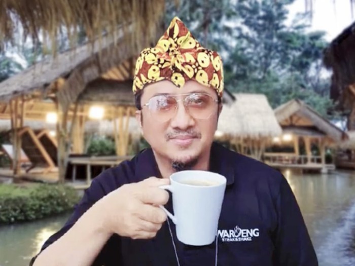 Ustaz Yusuf Mansur Hobi Makan Sederhana, Minum Air Kelapa di Pinggir Jalan