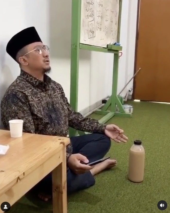 Ustaz Yusuf Mansur Hobi Makan Sederhana, Minum Air Kelapa di Pinggir Jalan Ustaz Yusuf Mansur Hobi Makan Sederhana, Minum Air Kelapa di Pinggir Jalan