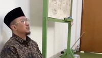 Ternyata Yusuf Mansur juga penggemar kopi. Saat sedang doa dan zikir, ia ditemani sebotol kopi susu. 