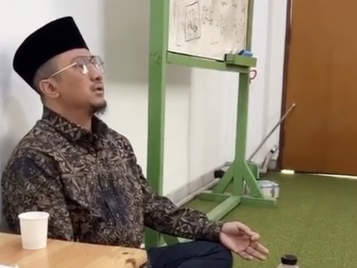 Ustaz Yusuf Mansur Hobi Makan Sederhana, Minum Air Kelapa di Pinggir Jalan