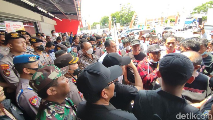 Warga dan aparat saling dorong saat demo pembukaan swalayan di Kediri Kota