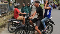 Petugas gabungan yang terdiri dari Polisi Syariah Islam atau Wilayatul Hisbah, Satpol PP dan TNI/Polri melakukan razia busana muslim di Desa Drien Rampak, Johan Pahlawan, Aceh Barat, Aceh, Kamis (24/11/2022).   