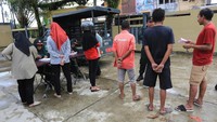 Dalam razia penegakan peraturan daerah (qanun) nomor 11 tahun 2002 tentang syariat Islam tersebut berhasil menjaring puluhan pria dan wanita yang memakai pakaian ketat dan pria yang memakai celana pendek.  