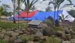 Potret Tenda Pengungsi Cianjur Bersebelahan dengan Kuburan Kerabat