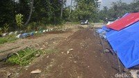 Ada dua makam baru di lokasi tersebut. Keduanya merupakan korban gempa. Mumu menyebut seorang jenazah yang dimakamkan itu adalah kakak iparnya bernama Iil. Dua makam baru itu berdampingan dengan posko pengungsian.