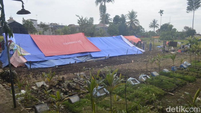 Warga Panumbangan Cianjur mengungsi di lahan kuburan Warga Panumbangan Cianjur mengungsi di lahan kuburan