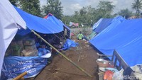 Posko pengungsian yang berada di atas TPU ini terdiri dari empat tenda. Satu tenda untuk musala, untuk dapur umum, dan dua tenda untuk warga. Mumu menyebut kelistrikan di kampungnya itu belum normal. Sementara kita pakai genset dulu. Sambil menunggu normal kembali, ucapnya.